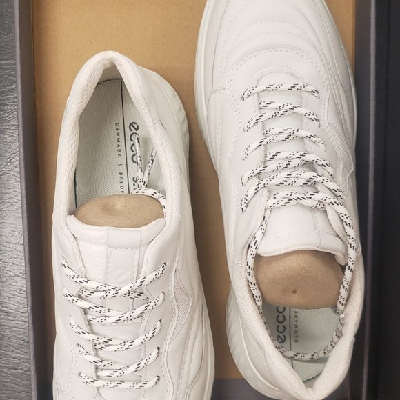 Ecco all-white shoe - Picture 2 of 8